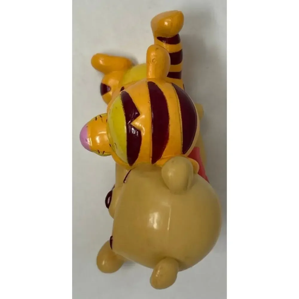 DecoPak Inc. Disney Baby Winnie the Pooh Hugging Baby Tigger the‎ Tiger Figurine